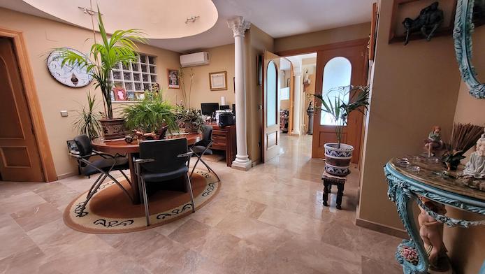 GRAN CHALET EN UNA PLANTA  CON 5 DORMITORIOS .