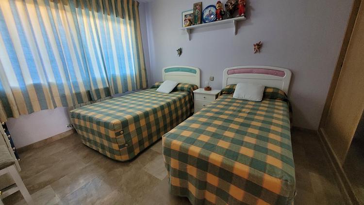 GRAN CHALET EN UNA PLANTA  CON 5 DORMITORIOS .