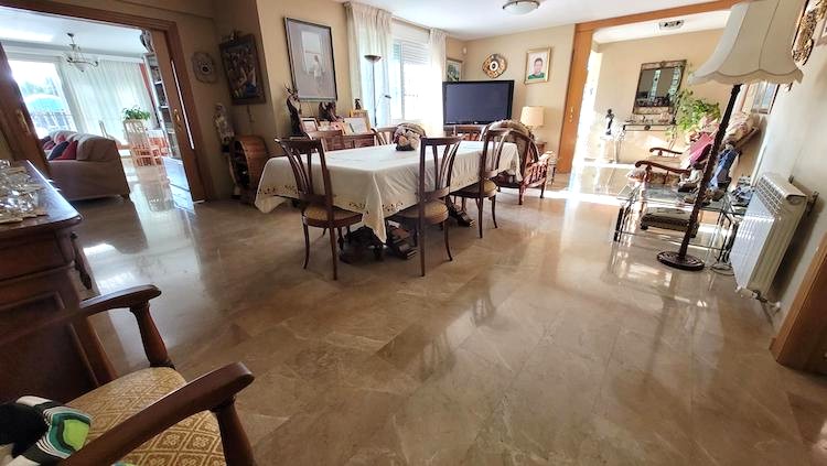 GRAN CHALET EN UNA PLANTA  CON 5 DORMITORIOS .