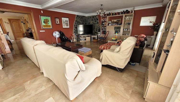 GRAN CHALET EN UNA PLANTA  CON 5 DORMITORIOS .