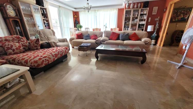 GRAN CHALET EN UNA PLANTA  CON 5 DORMITORIOS .