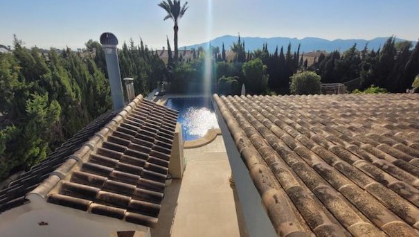 GRAN CHALET EN UNA PLANTA  CON 5 DORMITORIOS .