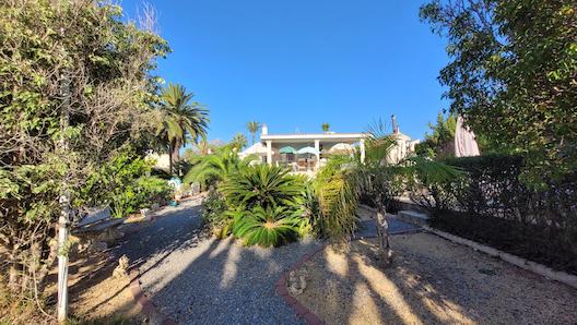 GRAN CHALET EN UNA PLANTA  CON 5 DORMITORIOS .