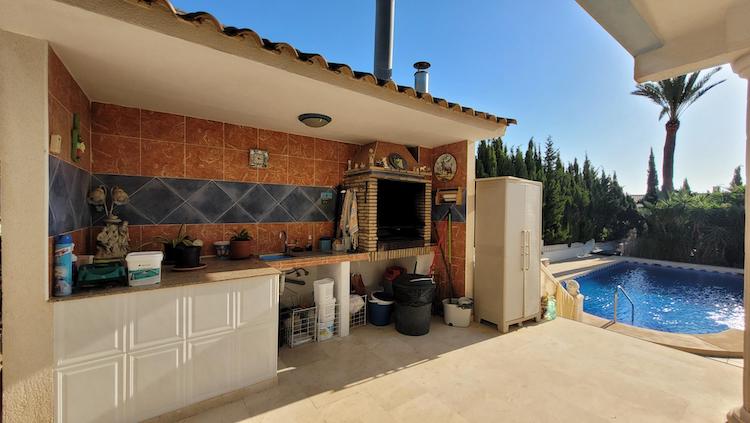 GRAN CHALET EN UNA PLANTA  CON 5 DORMITORIOS .