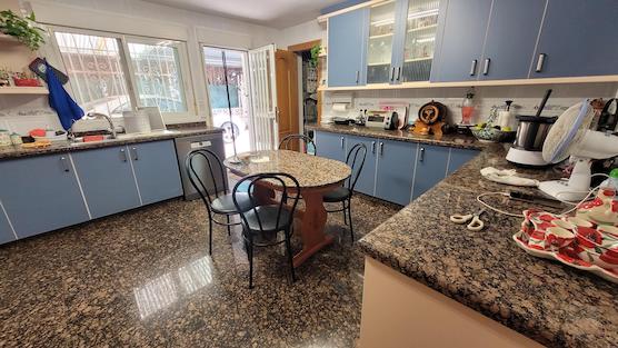 GRAN CHALET EN UNA PLANTA  CON 5 DORMITORIOS .