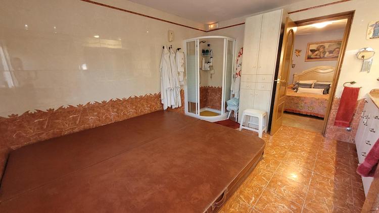 GRAN CHALET EN UNA PLANTA  CON 5 DORMITORIOS .