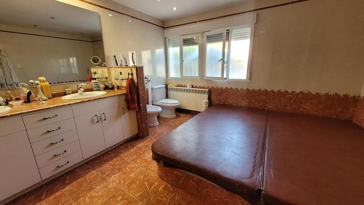 GRAN CHALET EN UNA PLANTA  CON 5 DORMITORIOS .