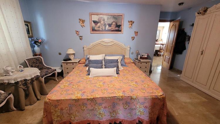 GRAN CHALET EN UNA PLANTA  CON 5 DORMITORIOS .