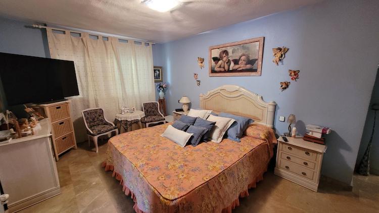 GRAN CHALET EN UNA PLANTA  CON 5 DORMITORIOS .