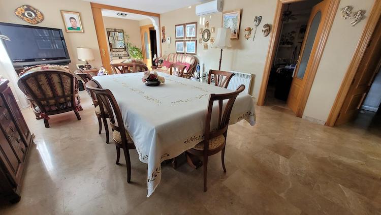 GRAN CHALET EN UNA PLANTA  CON 5 DORMITORIOS .