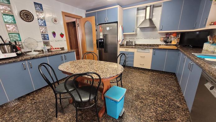 GRAN CHALET EN UNA PLANTA  CON 5 DORMITORIOS .