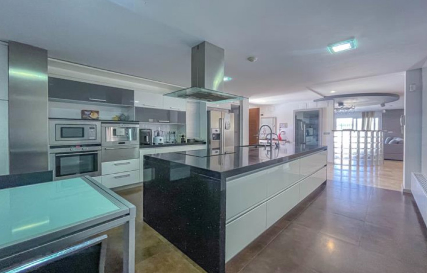 Villa en Benidorm con 6 Habitaciones .
