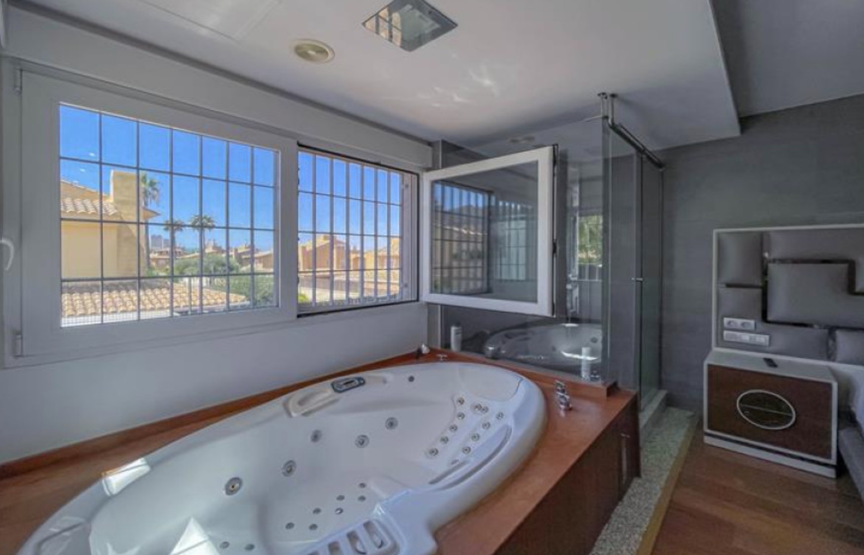 Villa en Benidorm con 6 Habitaciones .