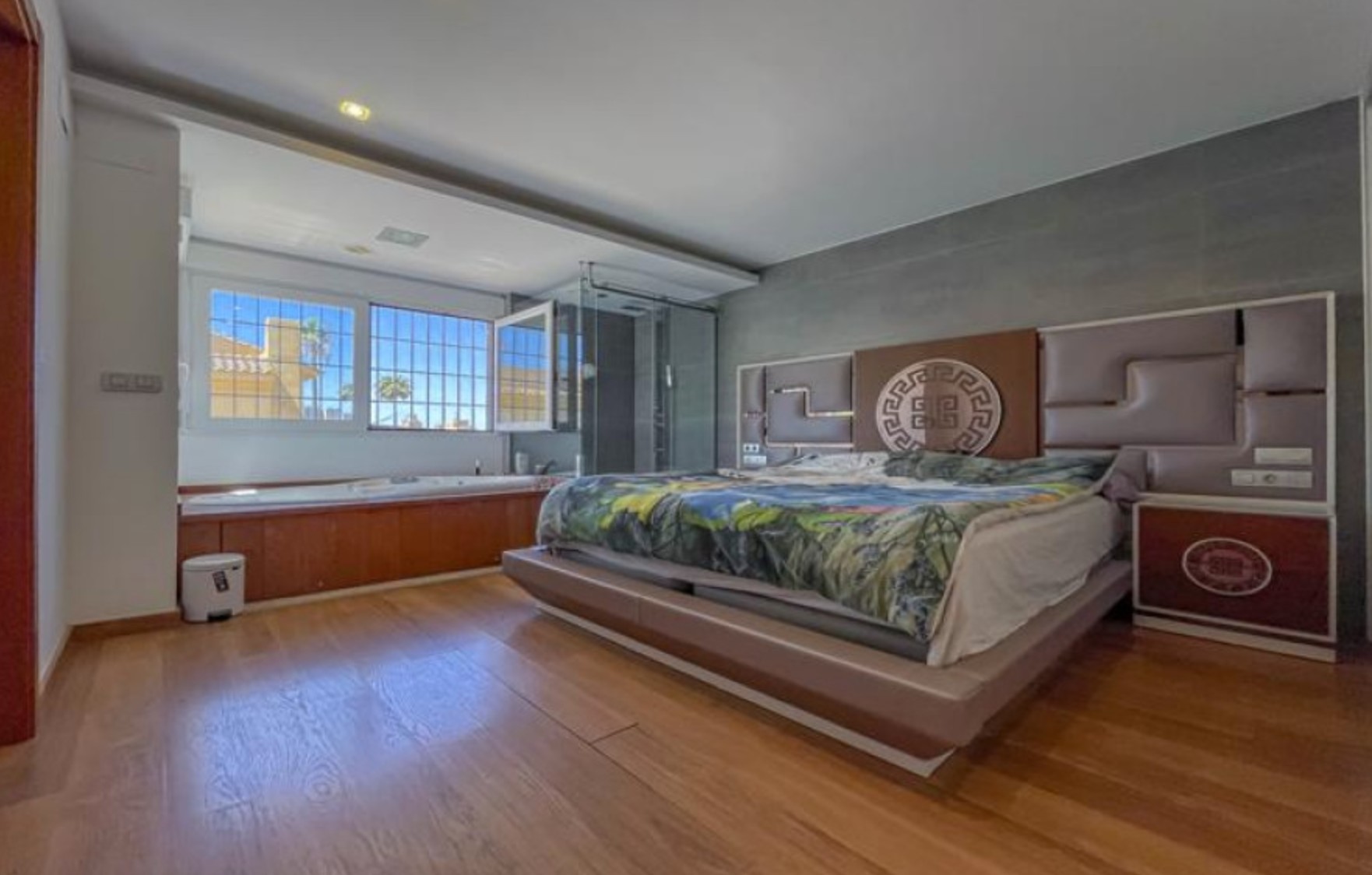 Villa en Benidorm con 6 Habitaciones .