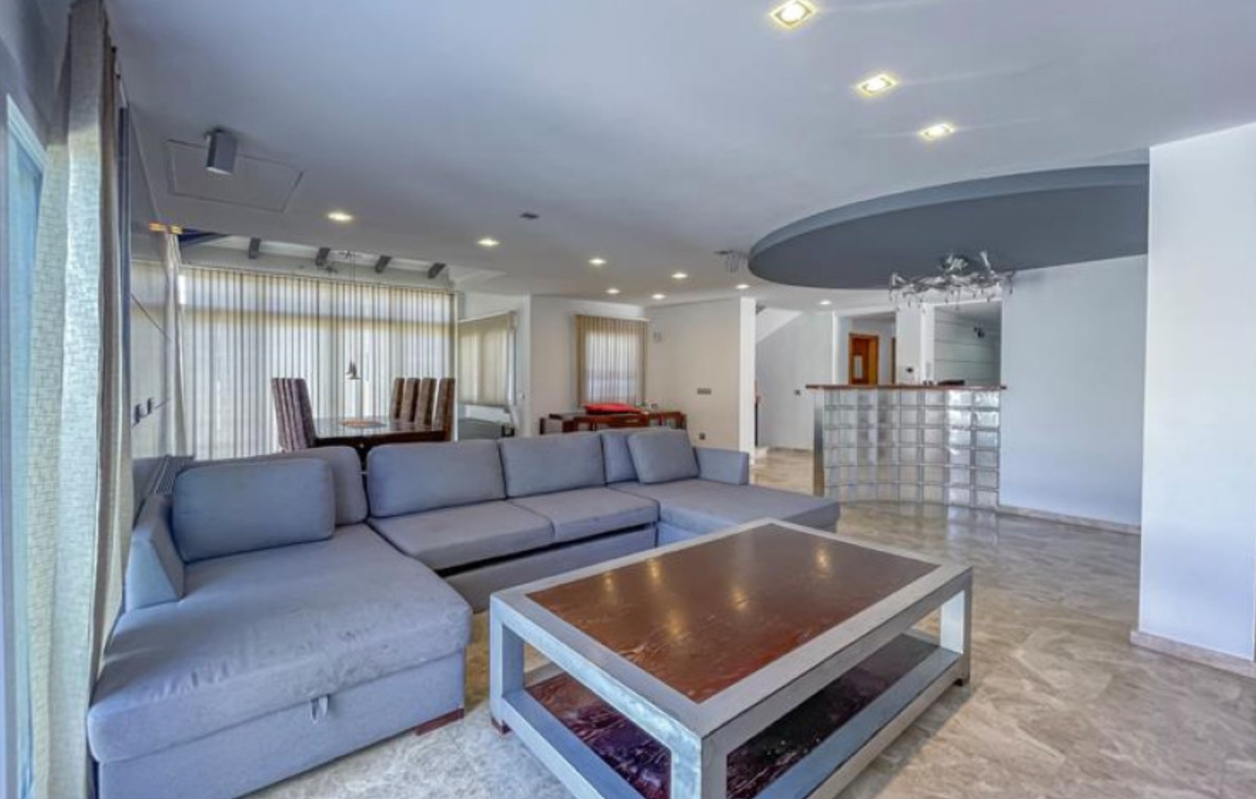 Villa en Benidorm con 6 Habitaciones .