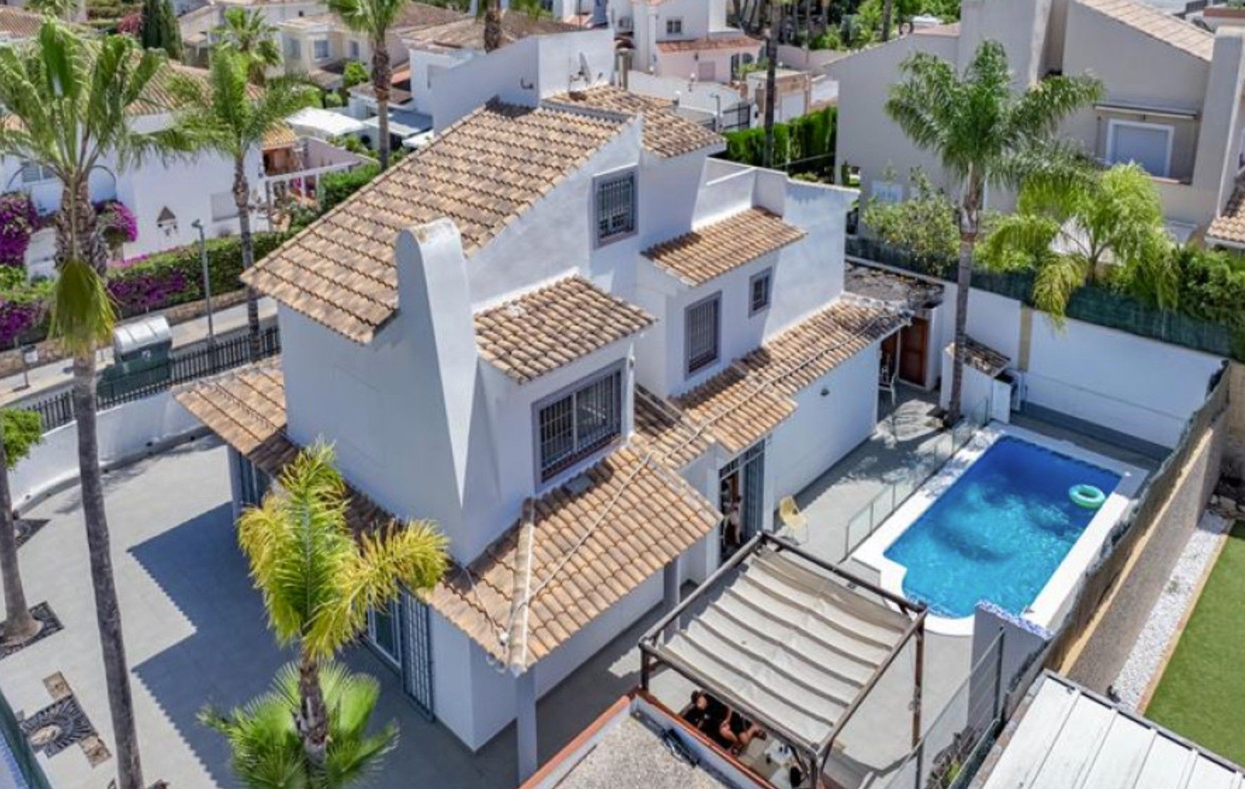 Villa en Benidorm con 6 Habitaciones .
