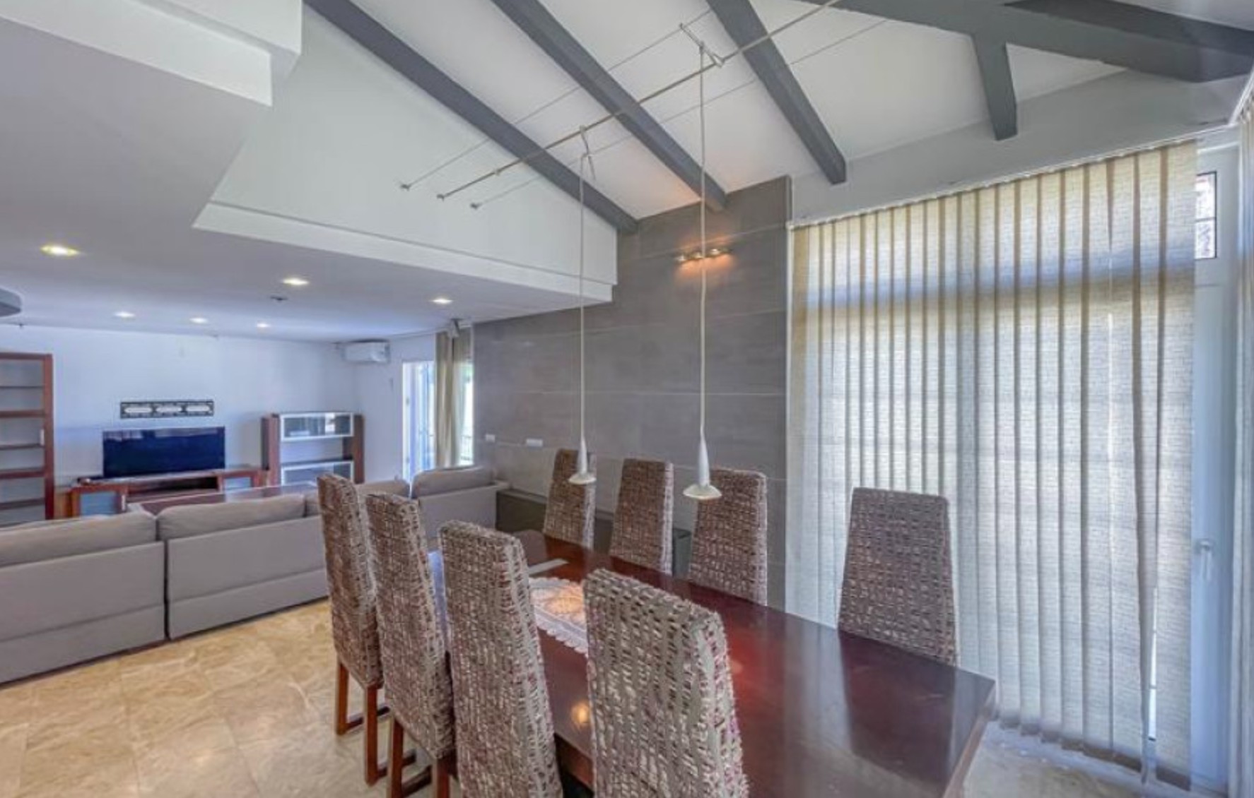 Villa en Benidorm con 6 Habitaciones .