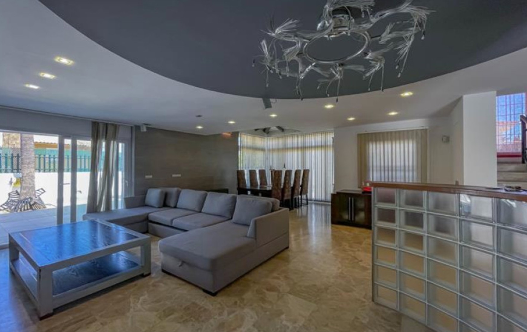 Villa en Benidorm con 6 Habitaciones .
