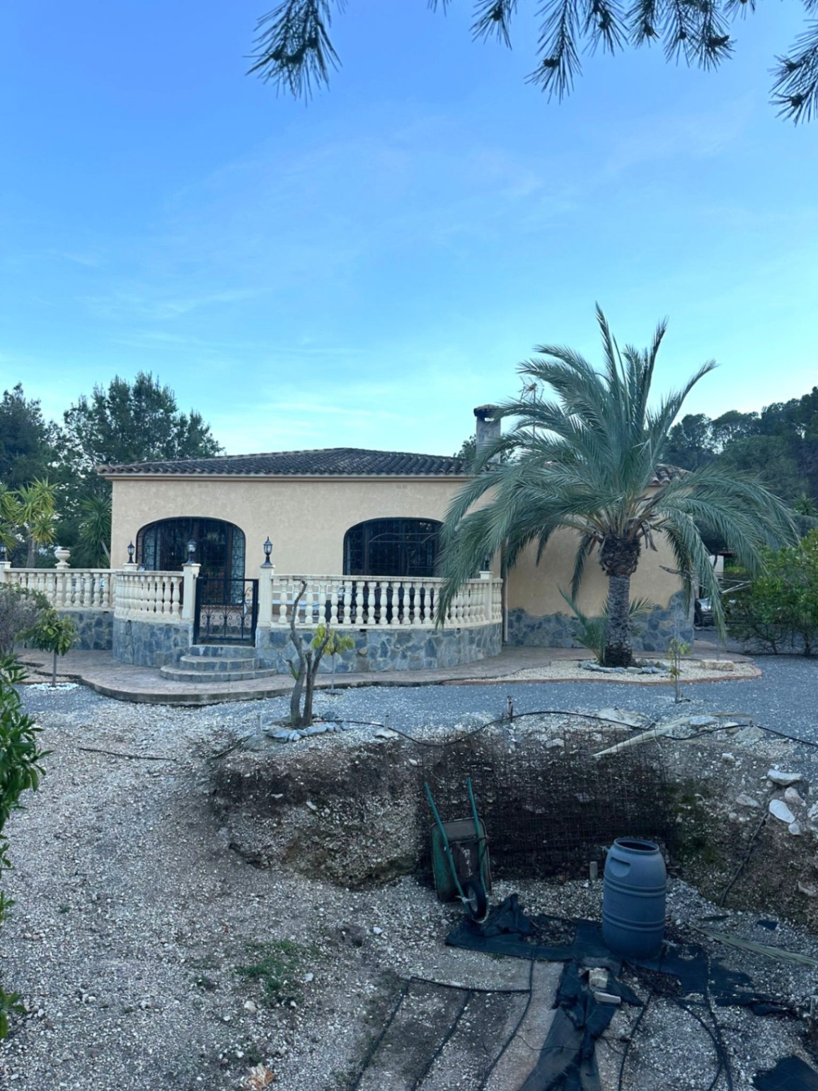 Preciosa casa con enorme parcela en Polop .
