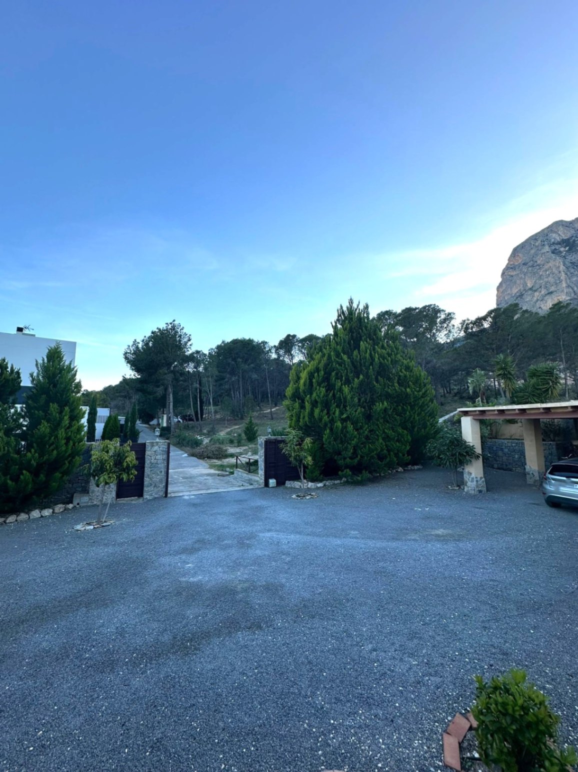 Preciosa casa con enorme parcela en Polop .