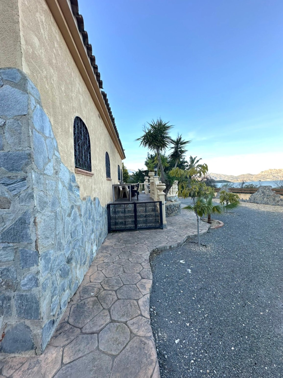 Preciosa casa con enorme parcela en Polop .