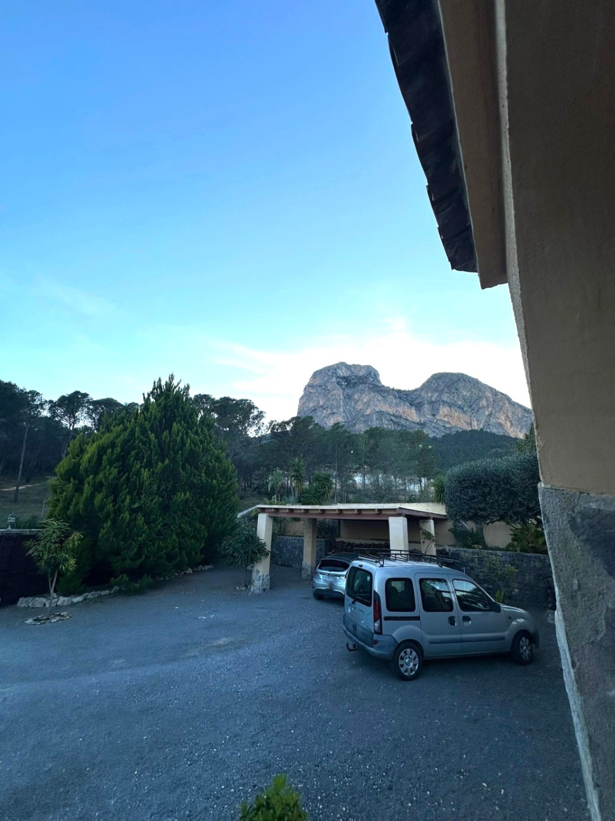 Preciosa casa con enorme parcela en Polop .