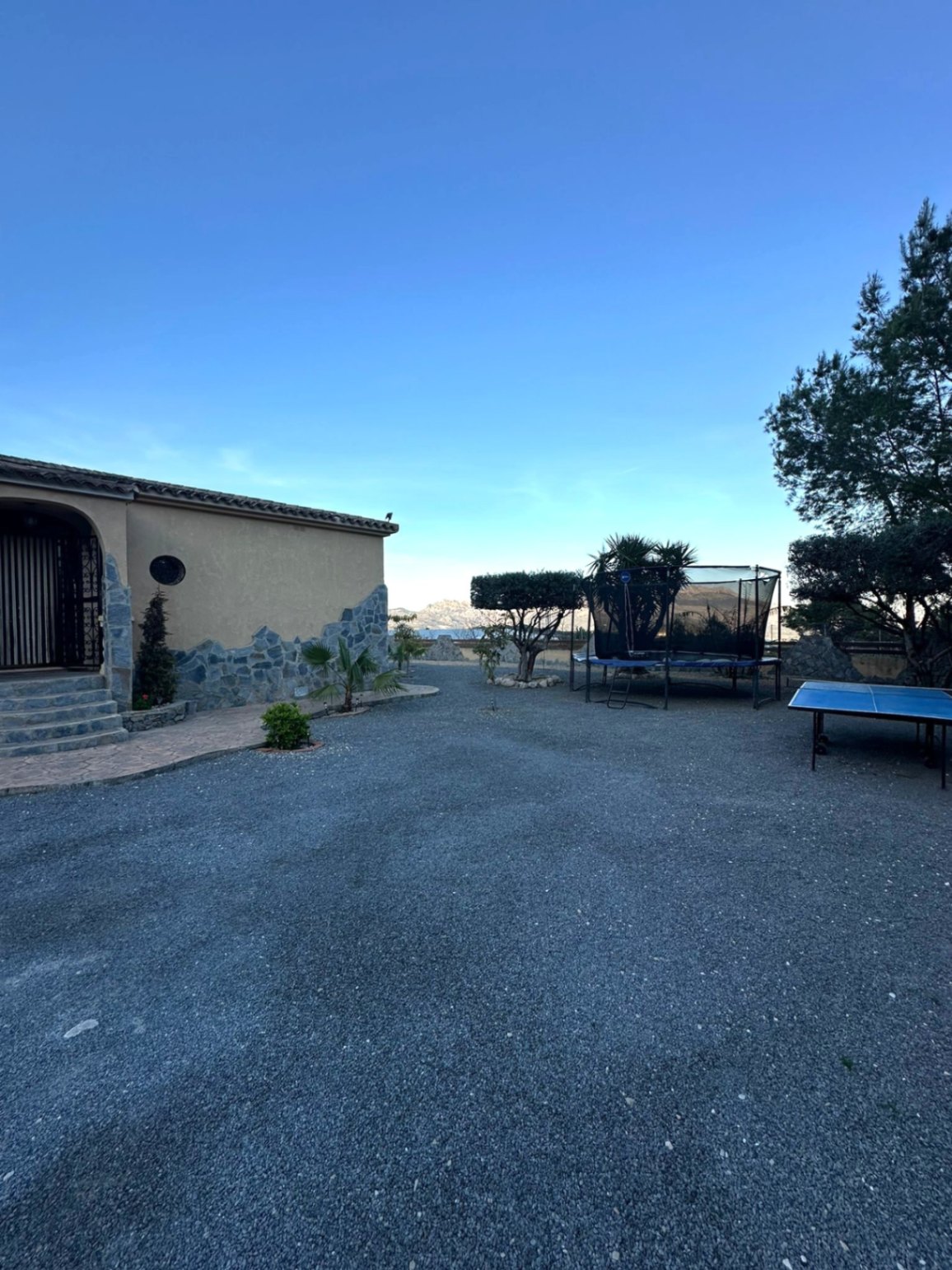Preciosa casa con enorme parcela en Polop .