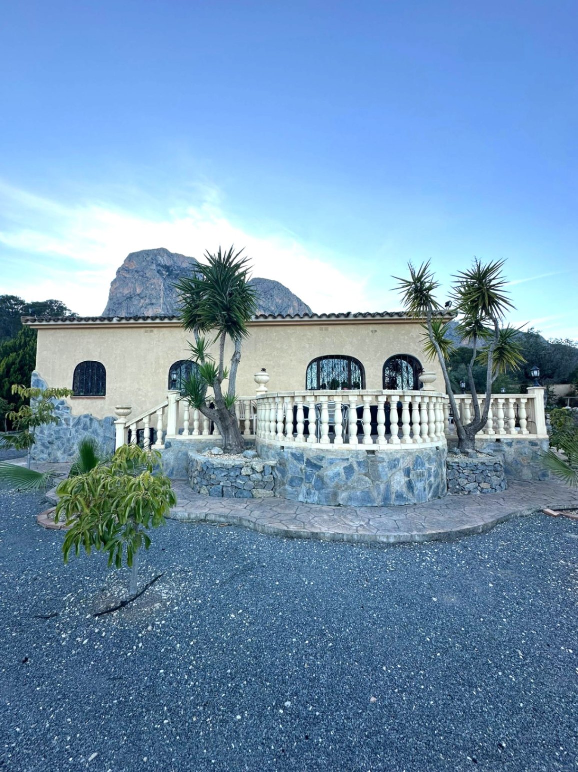 Preciosa casa con enorme parcela en Polop .