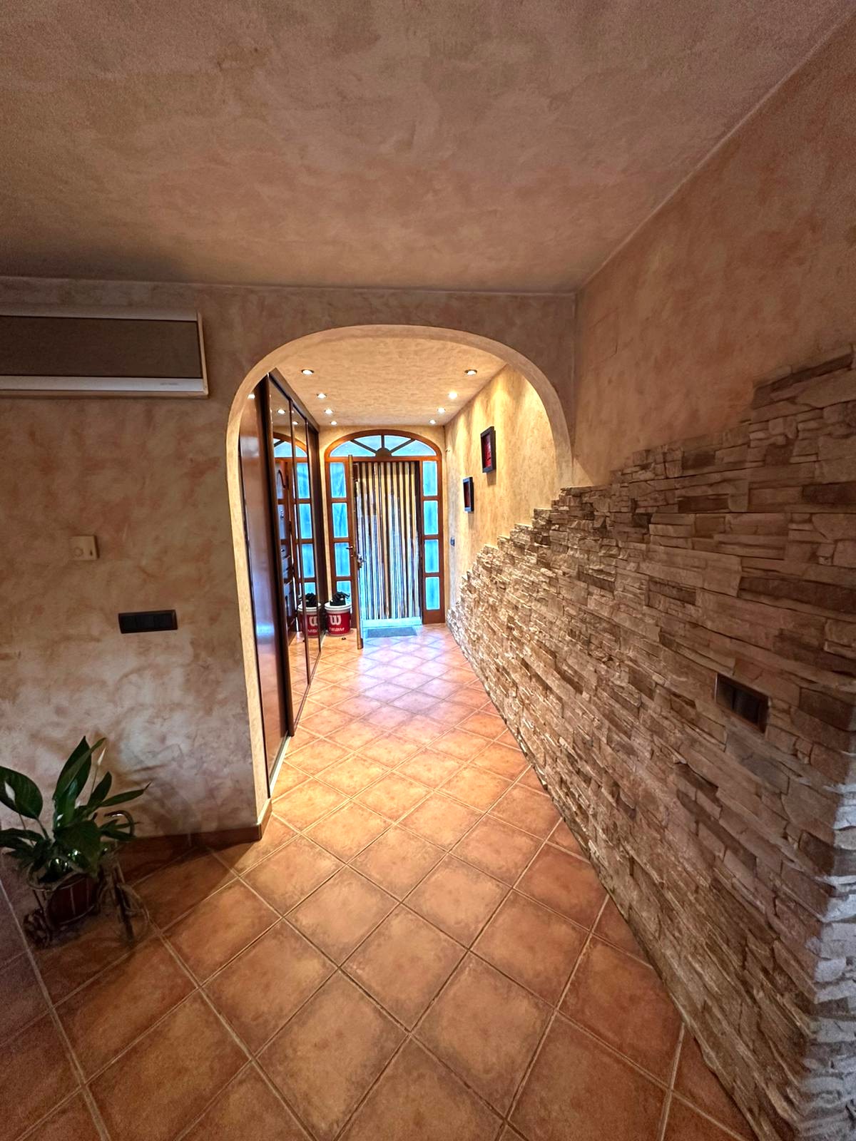 Preciosa casa con enorme parcela en Polop .