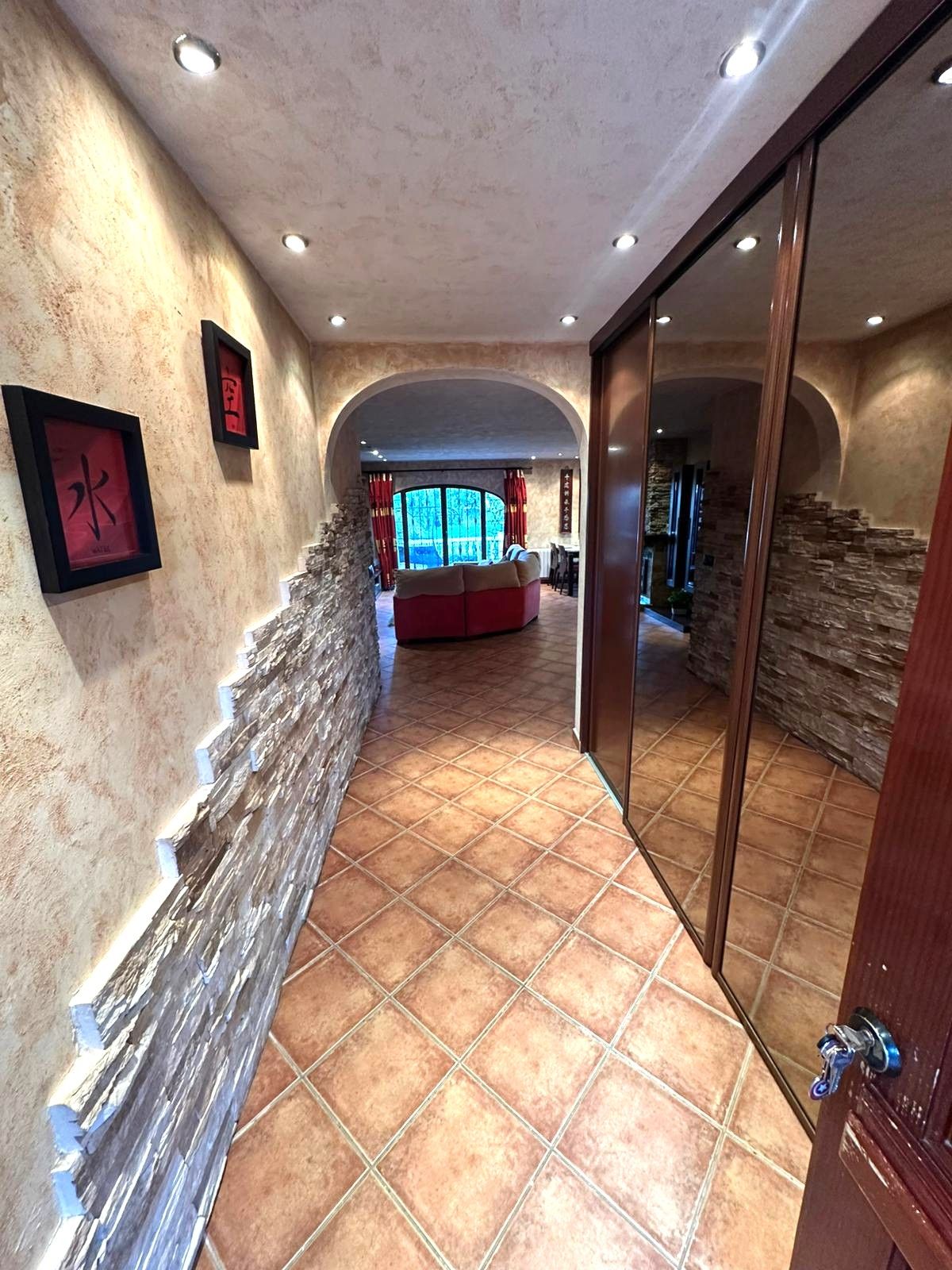 Preciosa casa con enorme parcela en Polop .