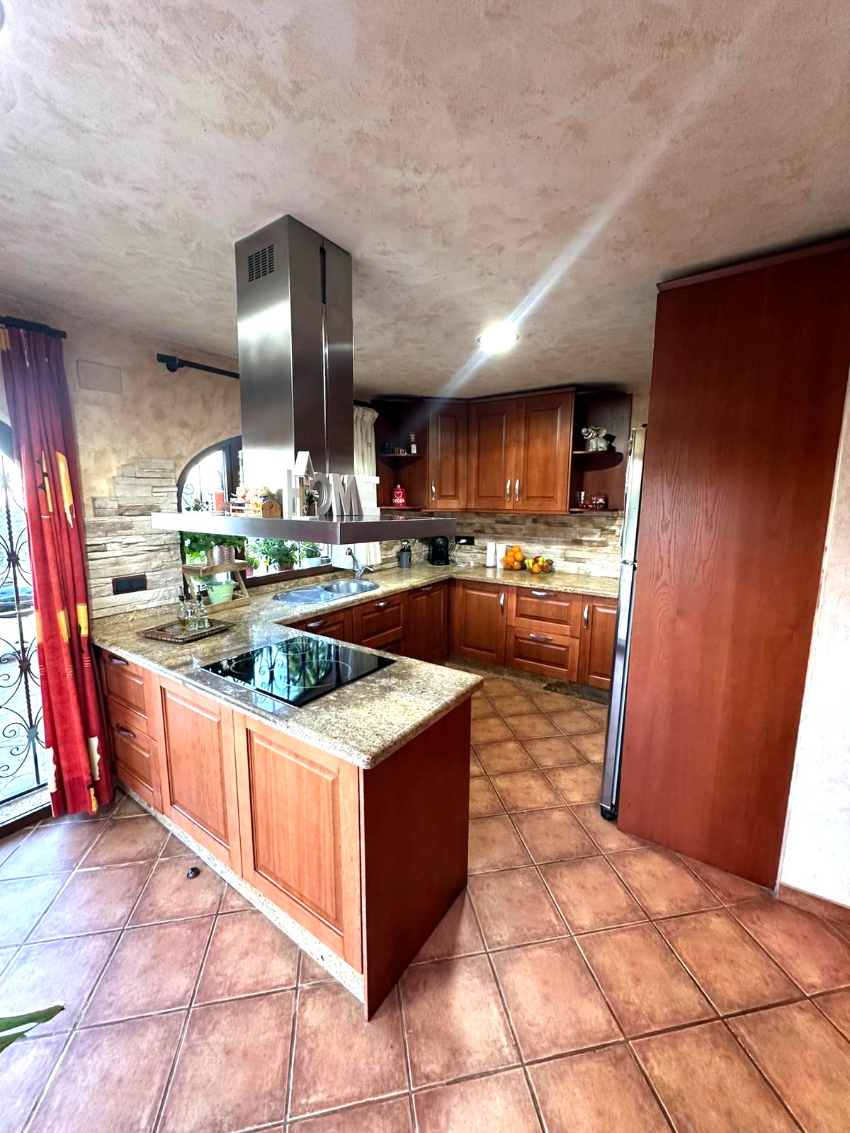 Preciosa casa con enorme parcela en Polop .