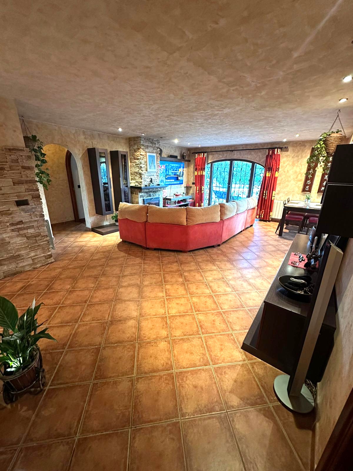 Preciosa casa con enorme parcela en Polop .