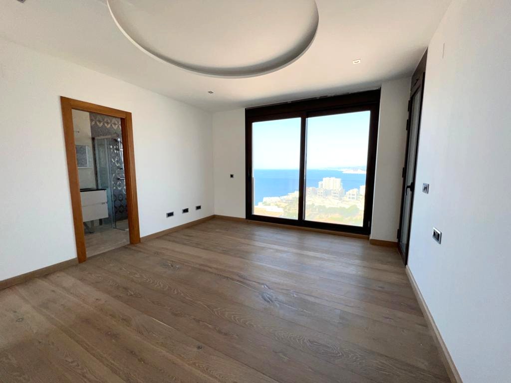 Oferta ! Magnifica Villa con vistas panorámicas al mar y  la montaña en Benidorm  .