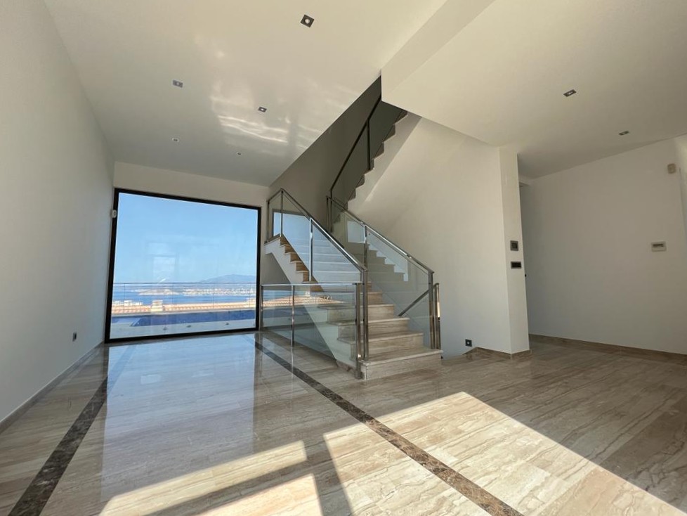 Oferta ! Magnifica Villa con vistas panorámicas al mar y  la montaña en Benidorm  .