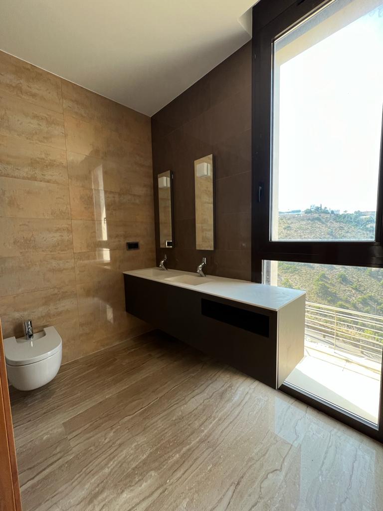 Oferta ! Magnifica Villa con vistas panorámicas al mar y  la montaña en Benidorm  .