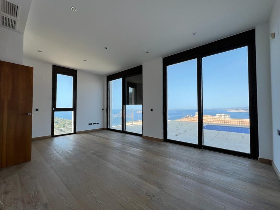 Oferta ! Magnifica Villa con vistas panorámicas al mar y  la montaña en Benidorm  .