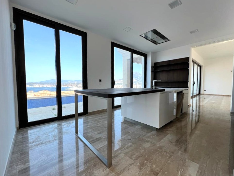 Oferta ! Magnifica Villa con vistas panorámicas al mar y  la montaña en Benidorm  .