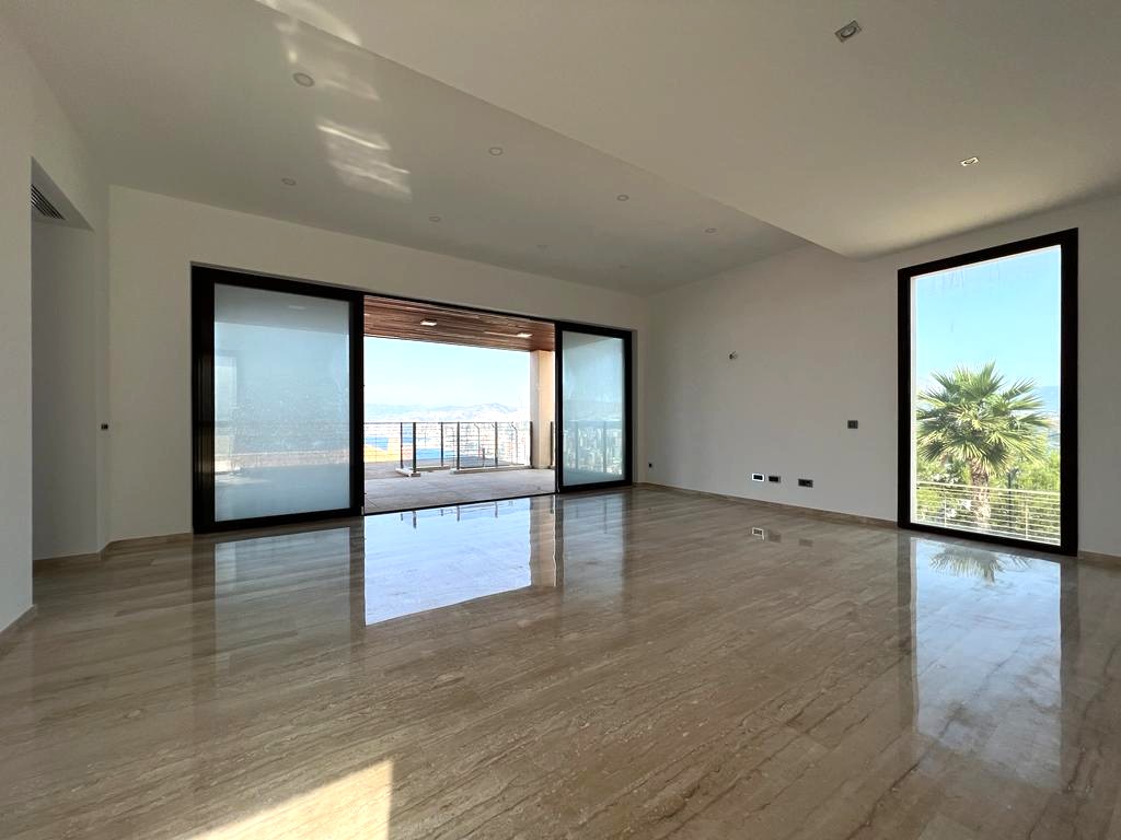 Oferta ! Magnifica Villa con vistas panorámicas al mar y  la montaña en Benidorm  .