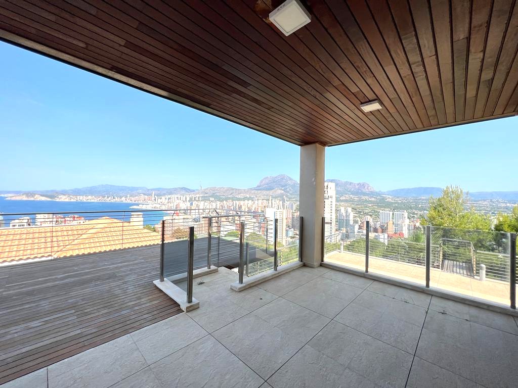 Oferta ! Magnifica Villa con vistas panorámicas al mar y  la montaña en Benidorm  .