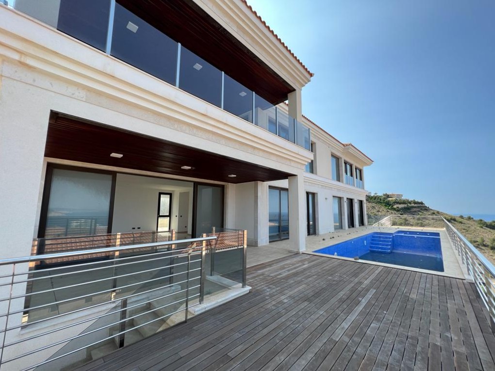 Oferta ! Magnifica Villa con vistas panorámicas al mar y  la montaña en Benidorm  .