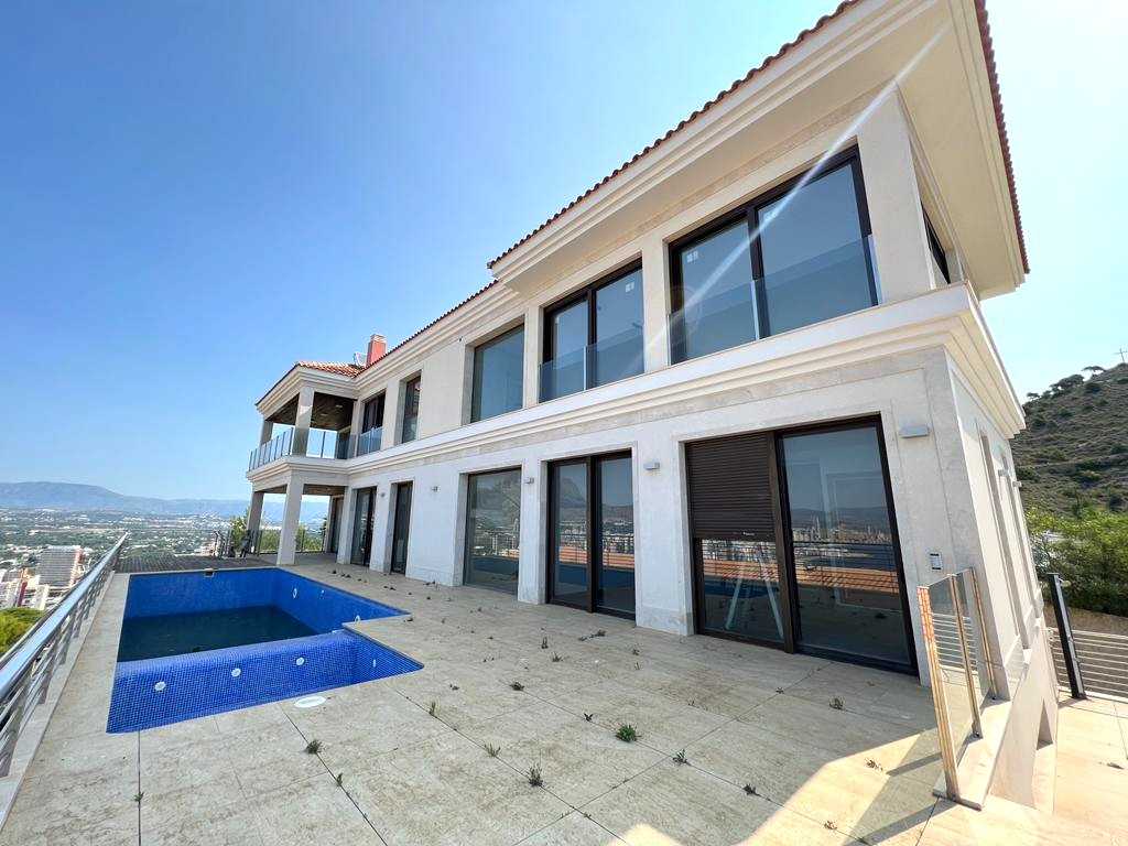 Oferta ! Magnifica Villa con vistas panorámicas al mar y  la montaña en Benidorm  .