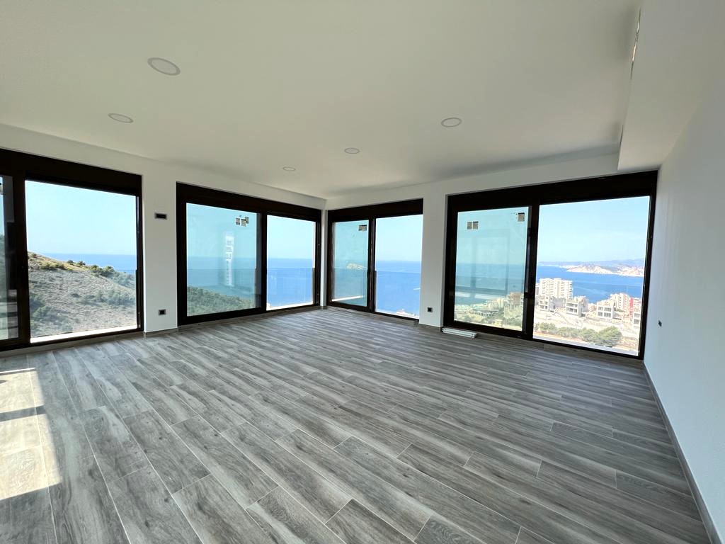 Oferta ! Magnifica Villa con vistas panorámicas al mar y  la montaña en Benidorm  .