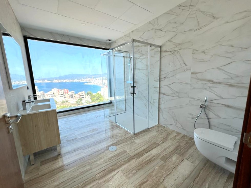 Oferta ! Magnifica Villa con vistas panorámicas al mar y  la montaña en Benidorm  .