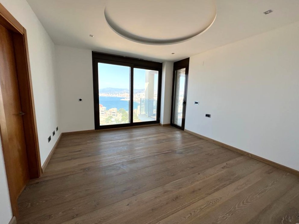 Oferta ! Magnifica Villa con vistas panorámicas al mar y  la montaña en Benidorm  .