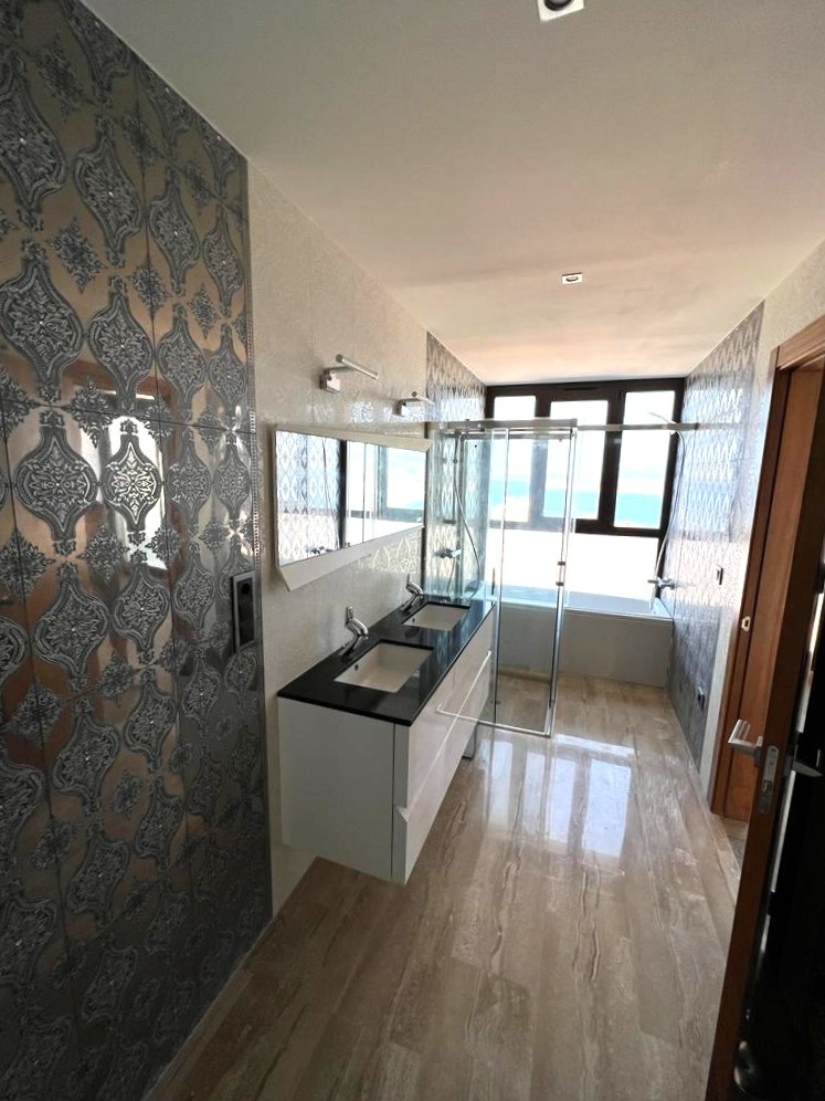 Oferta ! Magnifica Villa con vistas panorámicas al mar y  la montaña en Benidorm  .