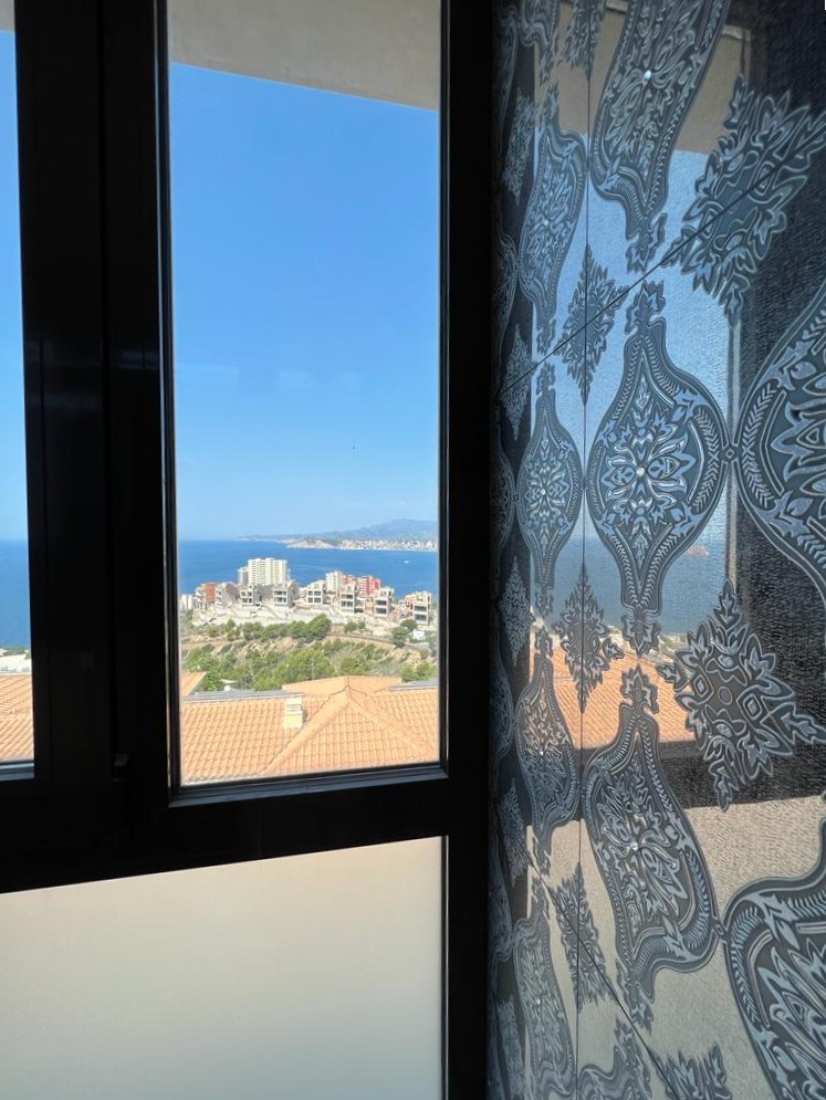 Oferta ! Magnifica Villa con vistas panorámicas al mar y  la montaña en Benidorm  .