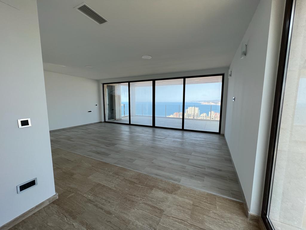 Oferta ! Magnifica Villa con vistas panorámicas al mar y  la montaña en Benidorm  .