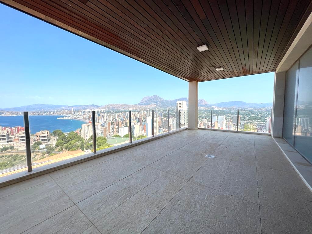 Oferta ! Magnifica Villa con vistas panorámicas al mar y  la montaña en Benidorm  .