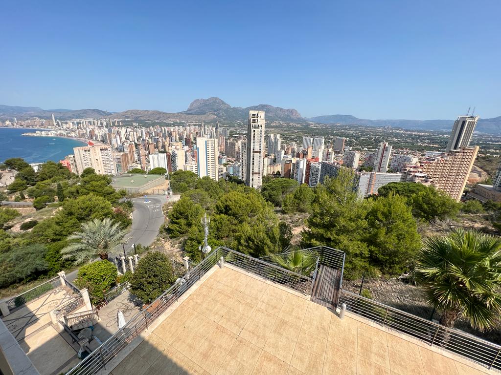 Oferta ! Magnifica Villa con vistas panorámicas al mar y  la montaña en Benidorm  .