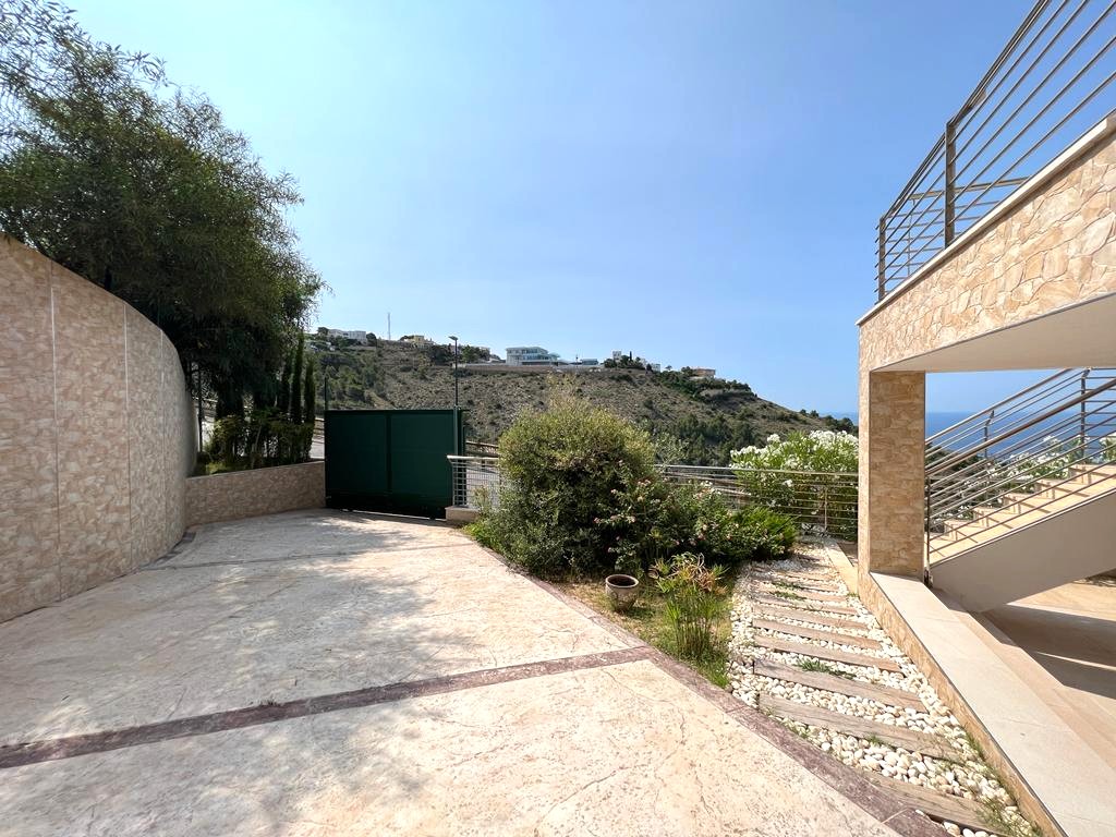 Oferta ! Magnifica Villa con vistas panorámicas al mar y  la montaña en Benidorm  .